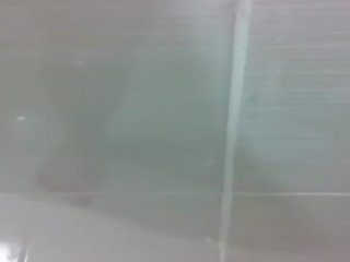 Turca gajo gozando em quarto de banho