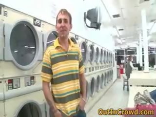 Pasionante homoseksual striplings duke pasur xxx kapëse në publike laundry 1 nga outincrowd
